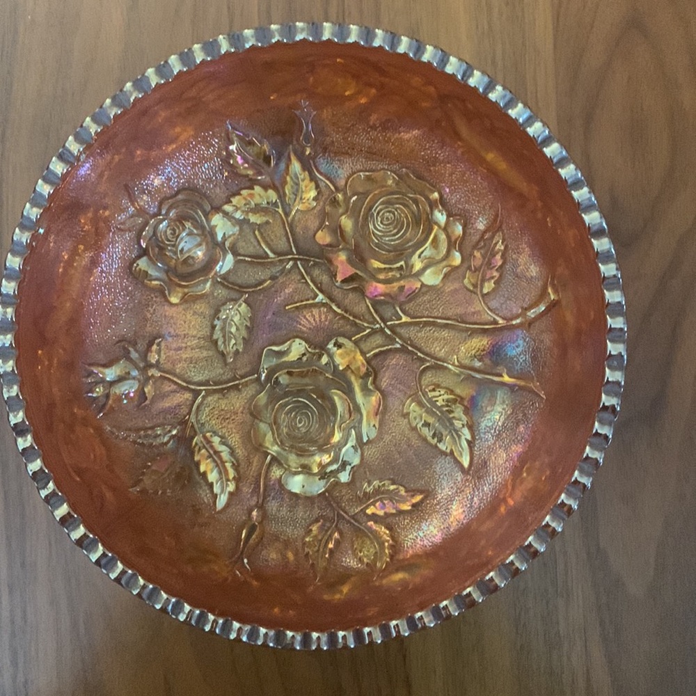Iridescent carnival glass footed bowl embossed with roses - Picture 2 of 4